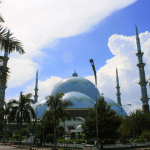 Masjid Raya Al Azhom dengan Kubah Raksasa